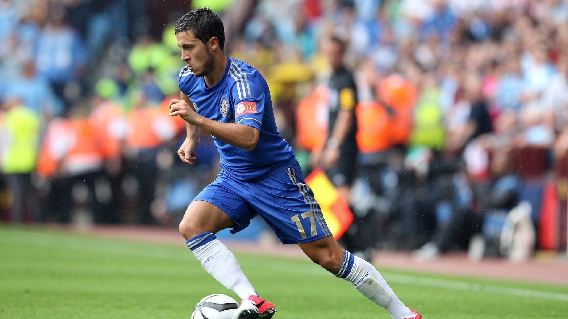 紧张氛围笼罩，胜负将在一瞬间决定，紧张的氛围怎么形容